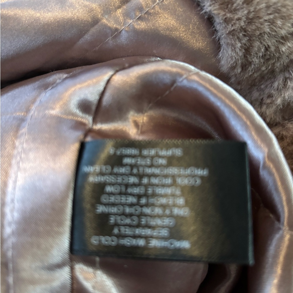 Liz Claiborne Woman’s  Faux Fur Vest in Taupe - Picture 7 of 7